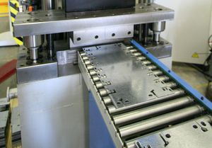 tray punching line / for sheet metal / cutting