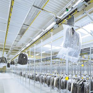 clothing conveyor system / overhead