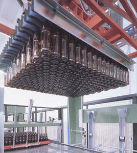 multi-grip manipulator / for glass bottles