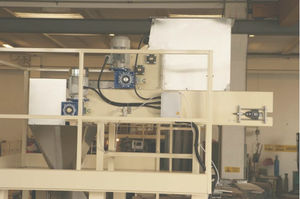 solids dispenser / belt / for the food industry