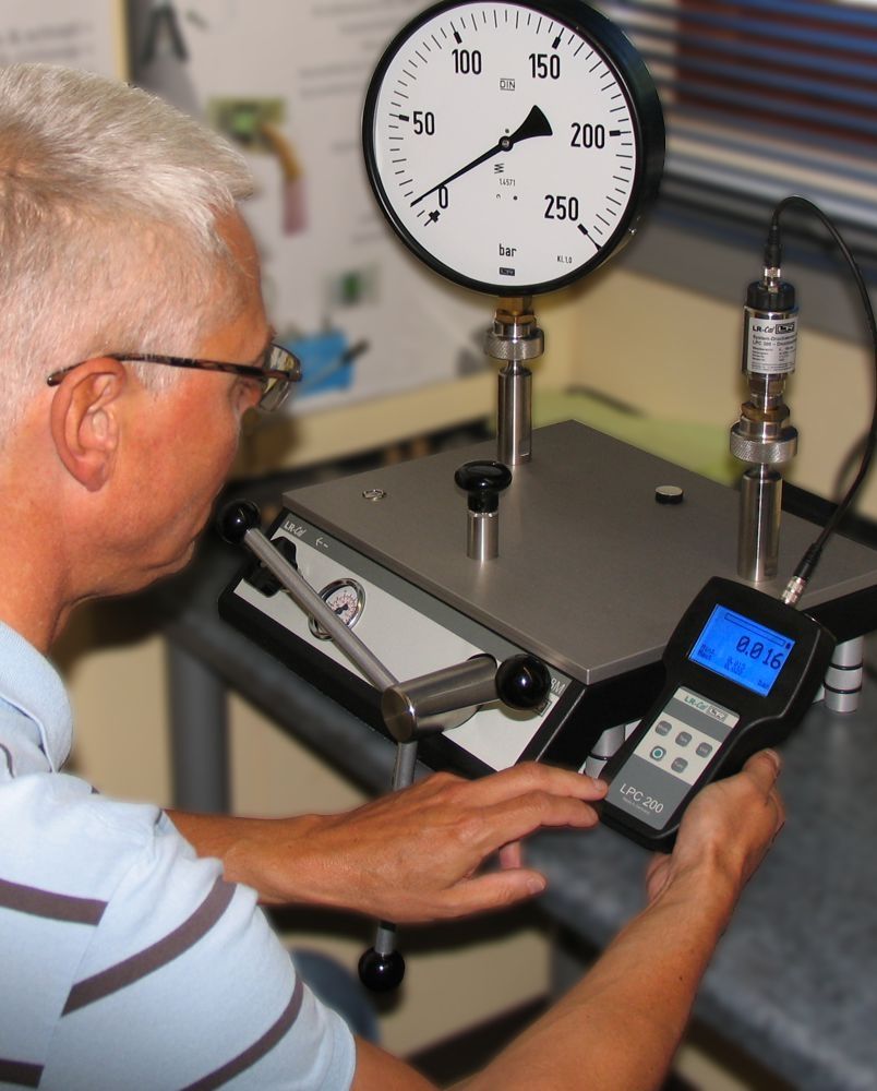 Pressure calibrator LPC 200 DRUCK & TEMPERATUR Leitenberger GmbH