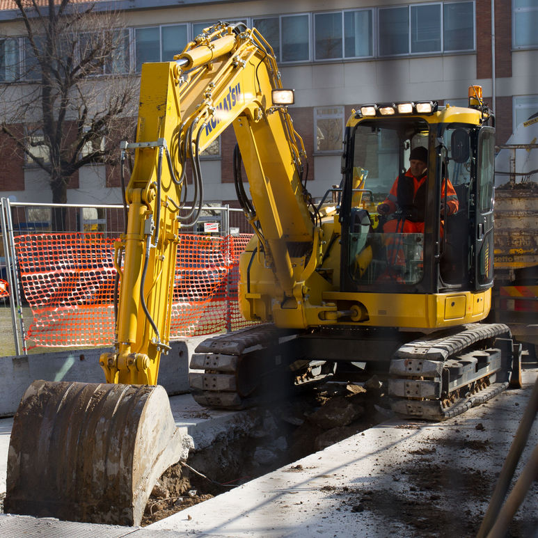 Midi excavator - PC88MR-10 - Komatsu Europe - crawler / Tier 4