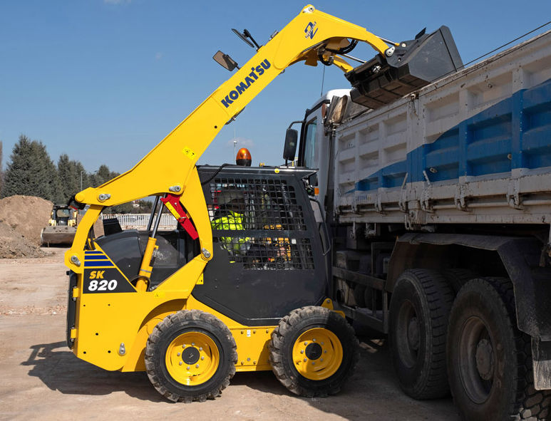 コマツ　SK820-8 タイヤ式スキッドステアローダー　1:25スケール KOMATSU SK820 SKID STEER LOADER YELLOW W/TOOLS 1/25 BY