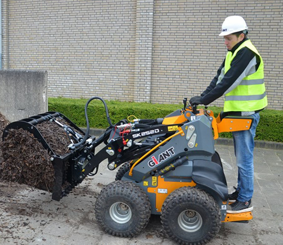 Rubber-tired skid steer loader - SK 252 D - TOBROCO - GIANT