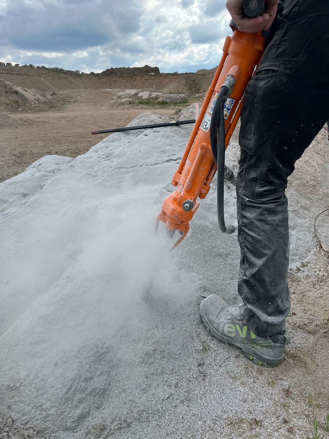 Rock drill - DH205 - Maruzen Kogyo Co., Ltd. - hydraulic / heavy