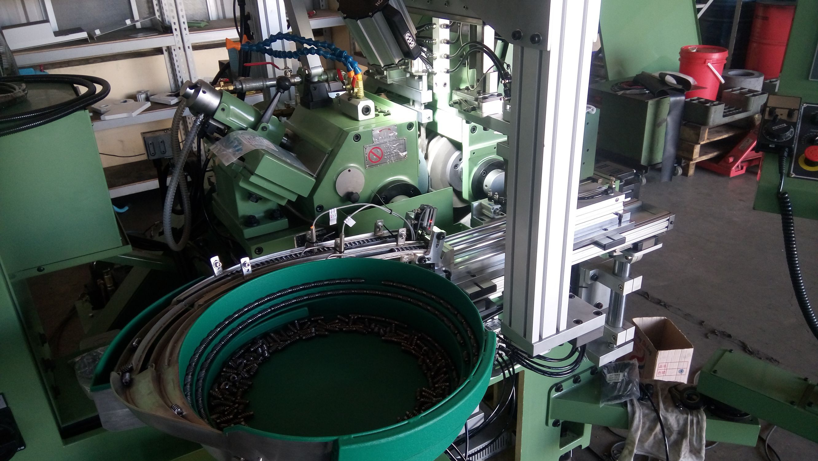 Centerless grinding machine feeder STYPE Ltd., Co. vibrating