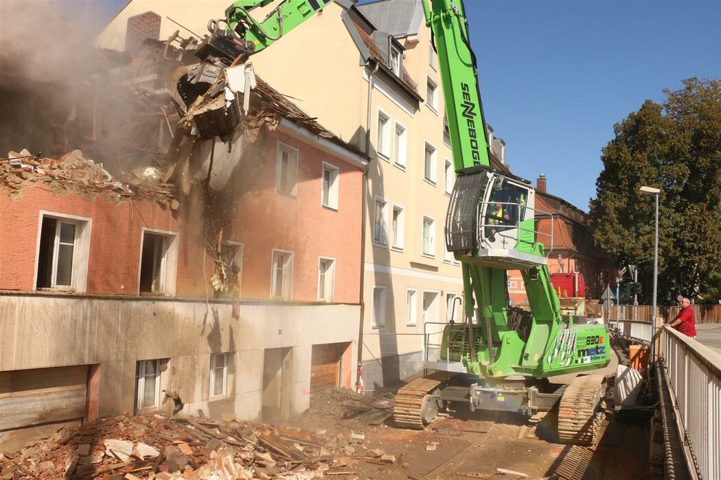 Demolition excavator - 830 De­mo­li­tion - SENNEBOGEN Maschinenfabrik ...