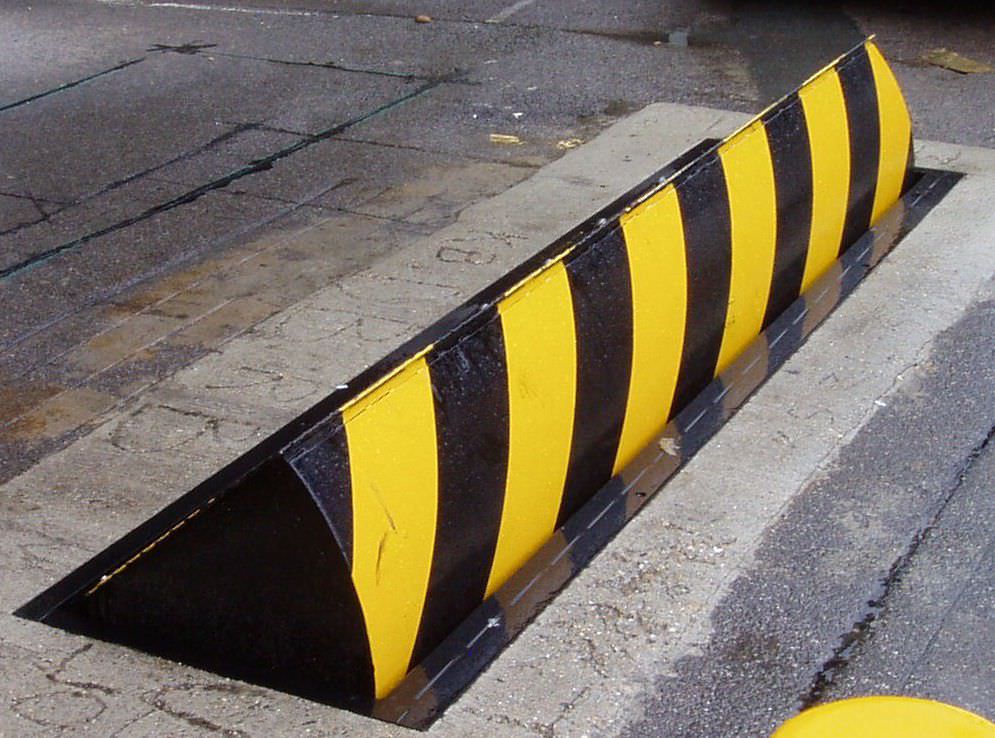 Hydraulic retractable bollard / road blocker 2 150 x 735 x 570 mm