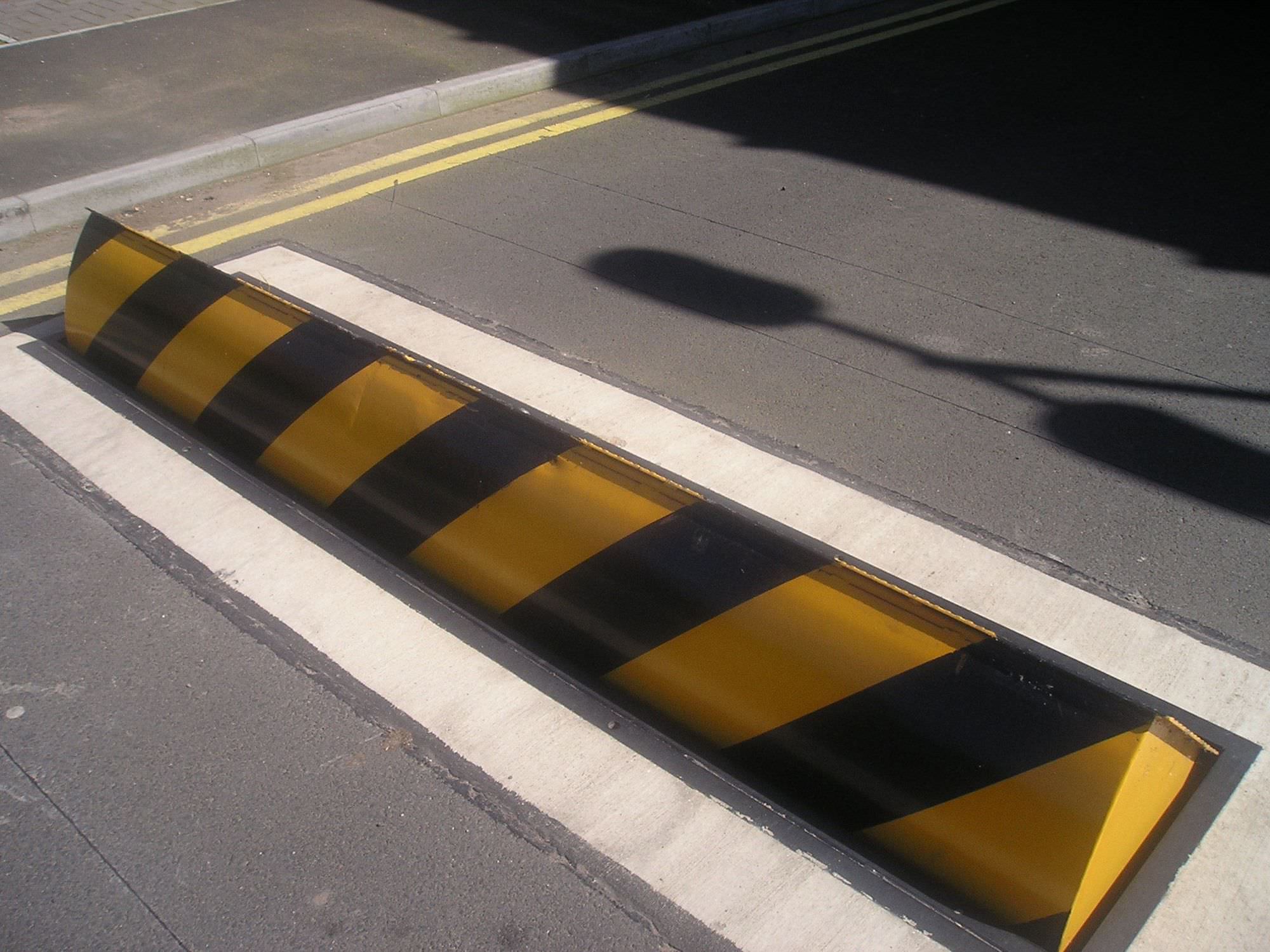 Hydraulic retractable bollard / road blocker 2 150 x 735 x 570 mm