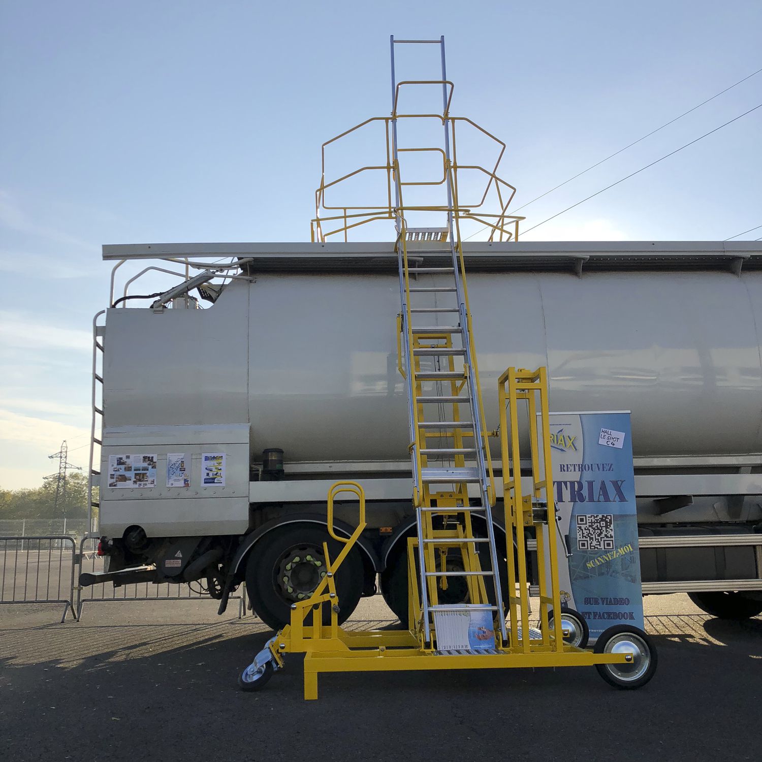 Lateral access ladder TRIAX steel / mobile / for tanks