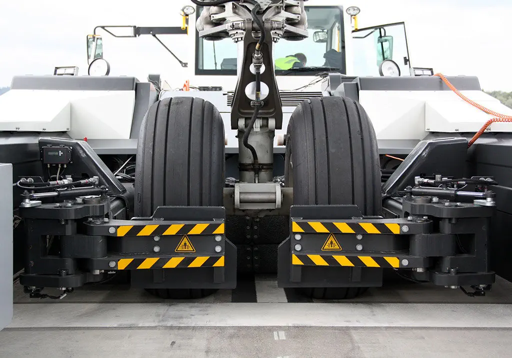 Aircraft tractor - »Phoenix« AST-2 series - Goldhofer Aircraft tractor - »Phoenix« AST-2 series - Goldhofer