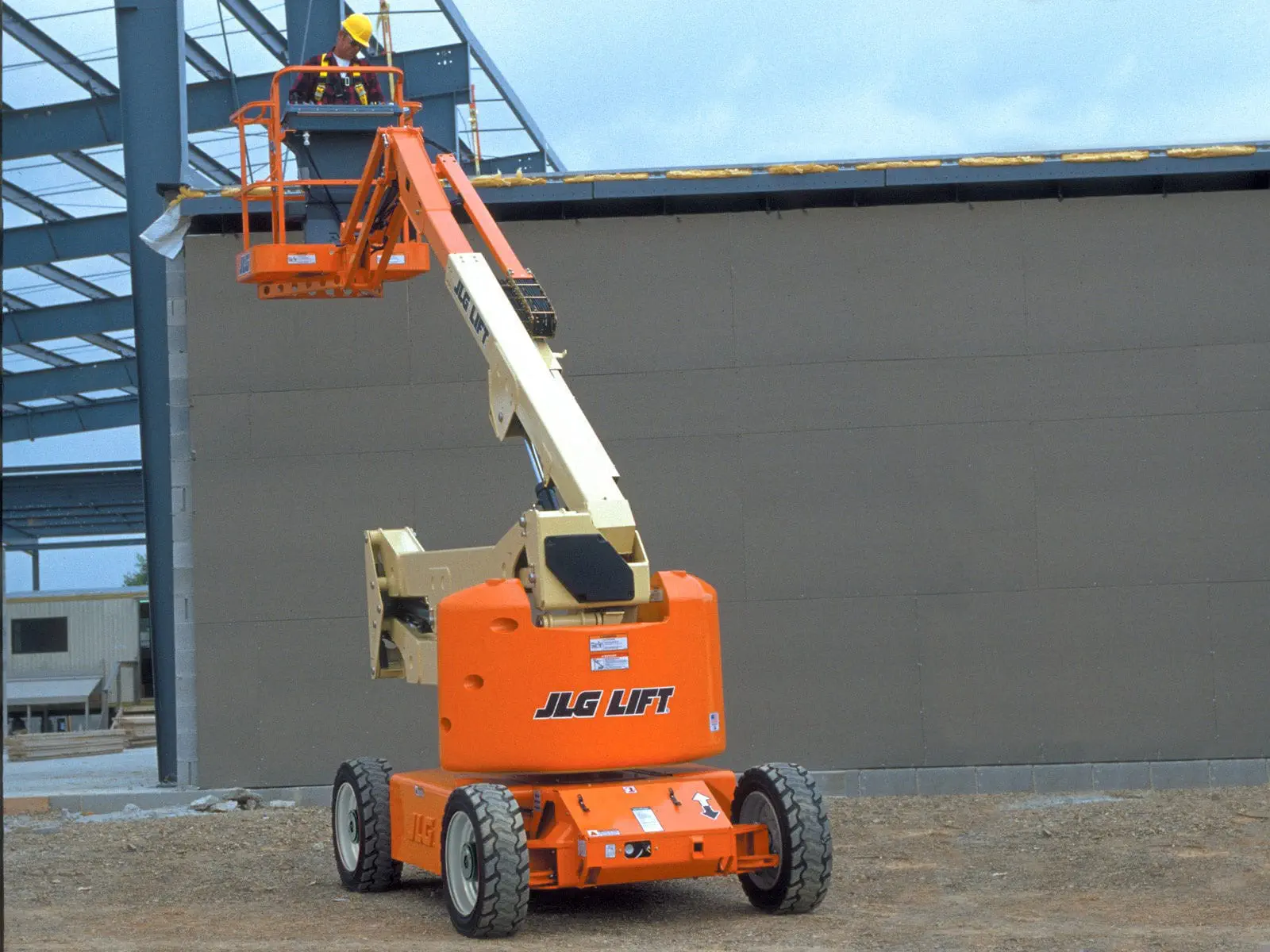 JLG E450AJ - Articulated boom platform sold by Mollo Srl (Ad code: PN314)