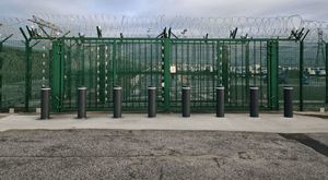 manual retractable bollard