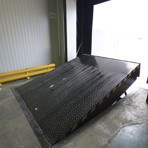 hydraulic dock leveler