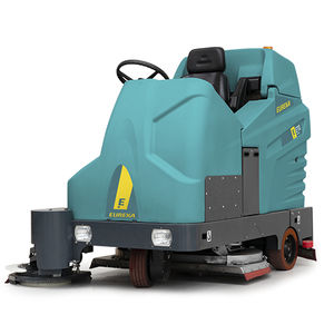ride-on scrubber-dryer 1