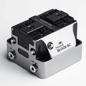 machine tool vise / pneumatic / self-centering