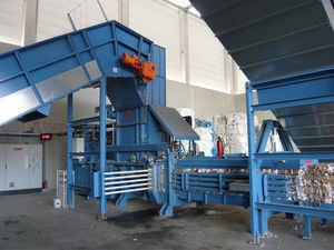 channel baling press / horizontal / top-loading / for cardboard boxes