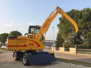 rubber-tired material handler