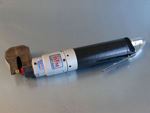 pneumatic clinching hand tool