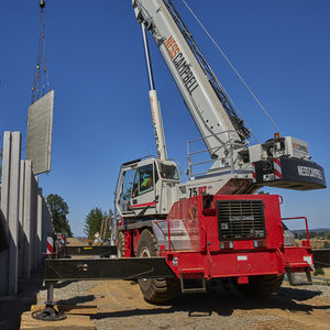 self-propelled crane