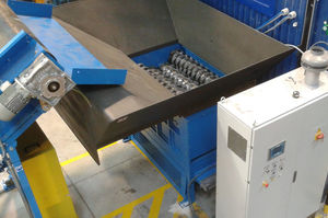 plastic shredder / for wood / four-shaft / compact