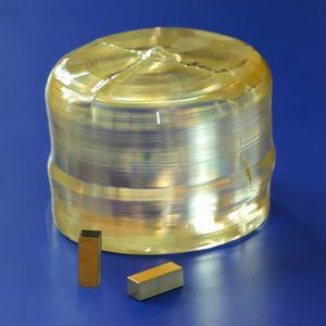lithium niobate (LiNbO3) crystal / electro-optic / laser