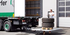 retractable lift gate / for trucks