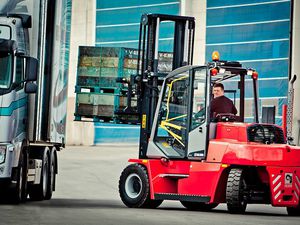 带内燃机的叉车