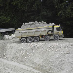 铰接自卸车