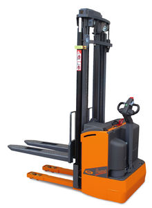 电动堆垛机卡车