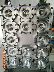 多腔塑料注射模具