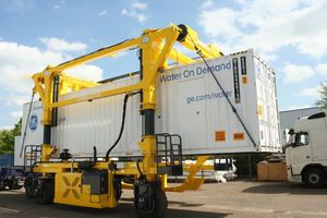 self-propelled gantry crane / rubber-tired / for containers