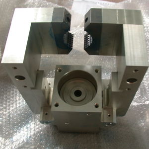 manipulator arm with gripping tool