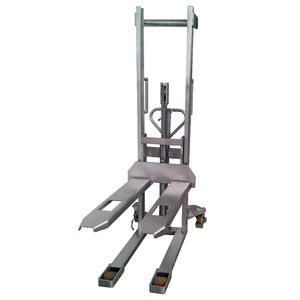 manual stacker truck 1