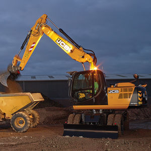 medium boom excavator