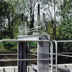 dual sluice gate drive