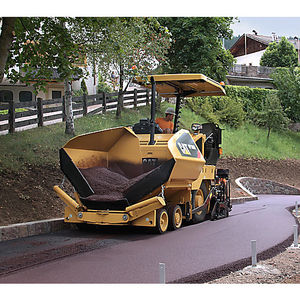 asphalt paver / rubber-tired / for roads