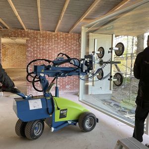 self-propelled glazing robot