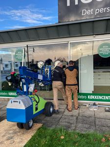 self-propelled glazing robot