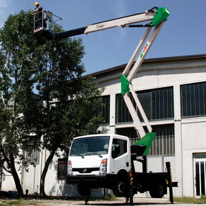 truck-mounted articulated boom lift