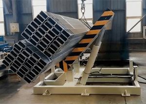 hydraulic metal lifting and turning device 1