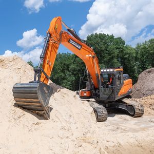中型挖掘机