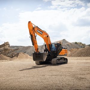 中型挖掘机