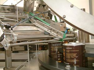 automatic labelling machine / for the food and beverage industry