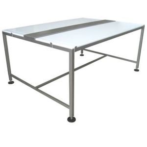 有两个托盘的工作台