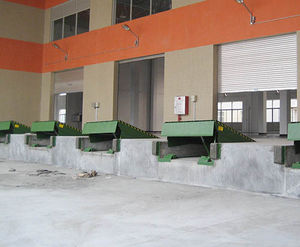 hydraulic dock leveler