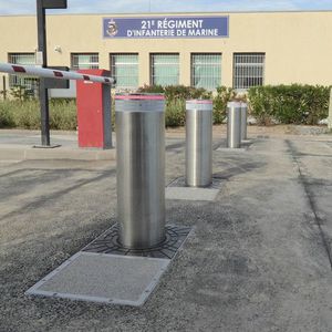 automatic retractable bollard