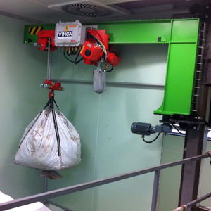 安装在墙上的动臂起重机