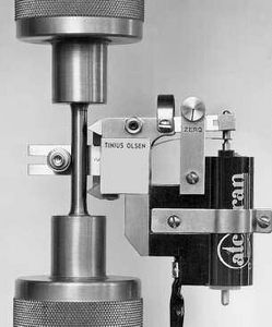 Strain Gauge Extensometer - Tinius Olsen