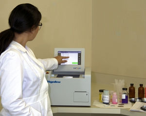fluorescence spectrometer / laboratory / automated / solid-state